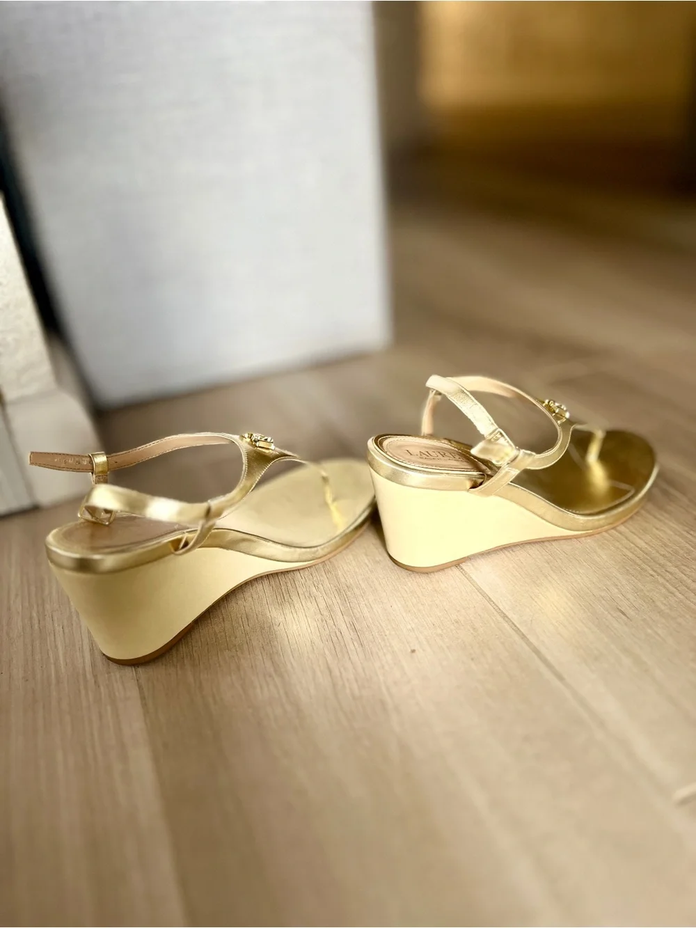 Lauren Ralph Lauren Gold Wedge Sandals Jeannie Size 7.5B T Strap Thong
